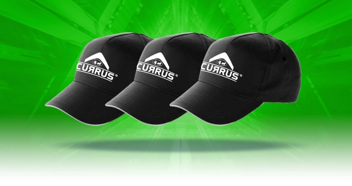 Fekete baseball sapka CURRUS logóval, céges hímzéssel zöld háttér előtt