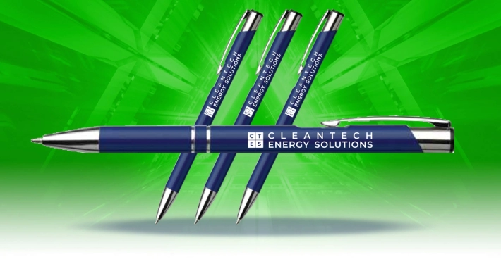 Lézer gravírozással készült alumínium, kék, logózott toll a CleanTech Energy Solutions felirattal zöld háttér előtt.